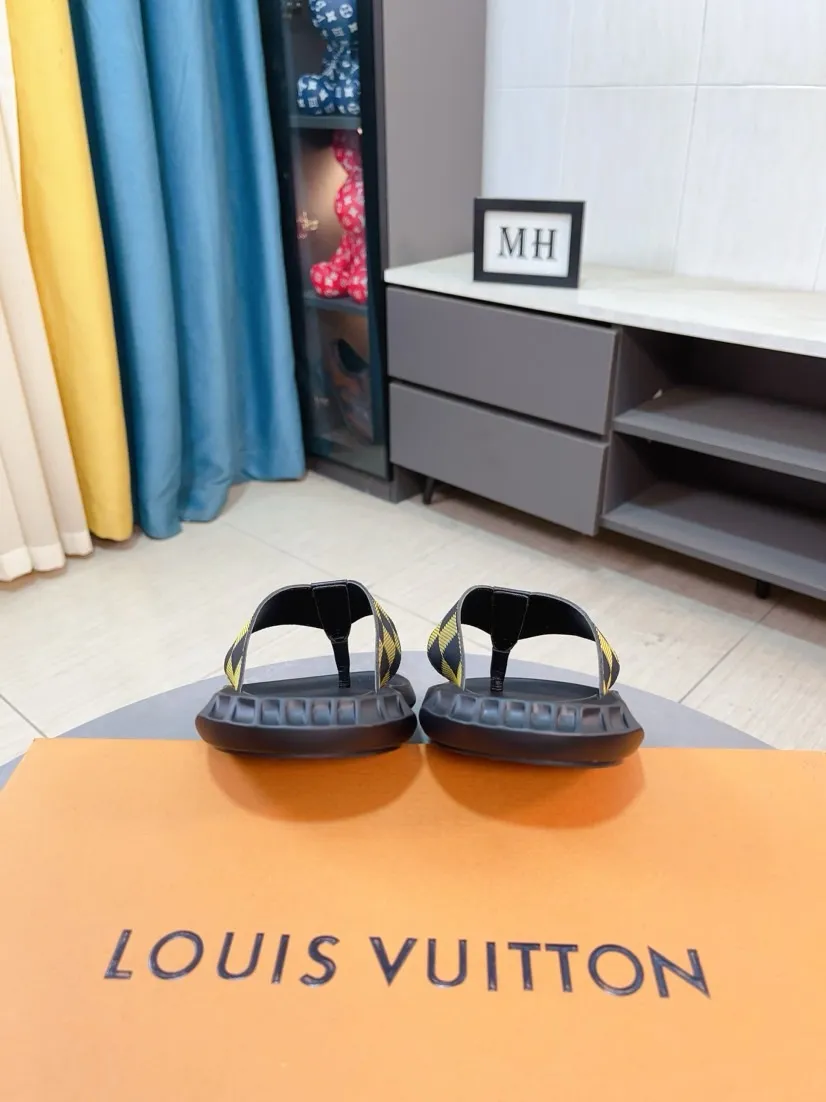 Men's shoes 💰260🌹🌹 (lv-Louis Vuitton) new men's sandals, high-end boutique, exquisite embossed logo decoration on the upper, fine workmanship, super soft soles, casual, loose and comfortable, a must-have in summer! \nsize：38-44